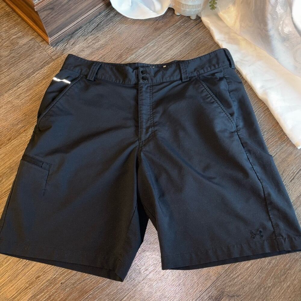 Under Armour size 36 Men's Black golf Cargo Shorts